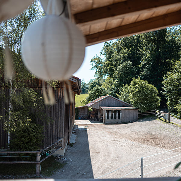 Blick vom Balkon des Wohnhauses auf den Paddock und die kleine Heuraufe im Aktivstall Kollenda