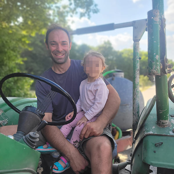 Christian Kollenda mit seiner Tochter auf dem Traktor