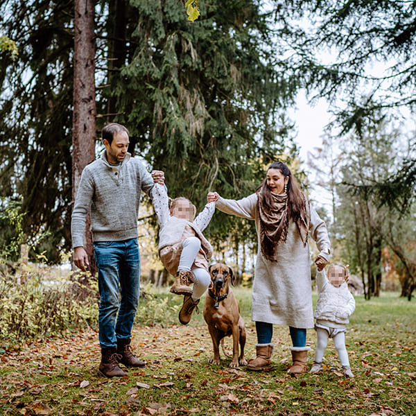 Christian Kollenda und Linda Wagner vom Aktivstall Kollenda mit ihren beiden Töchtern und dem Hund. Ein echter Familienbetrieb.