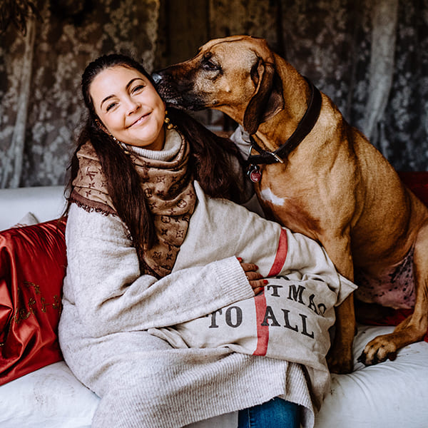 Linda Wagner vom Aktivstall Kollenda mit ihrem Hund