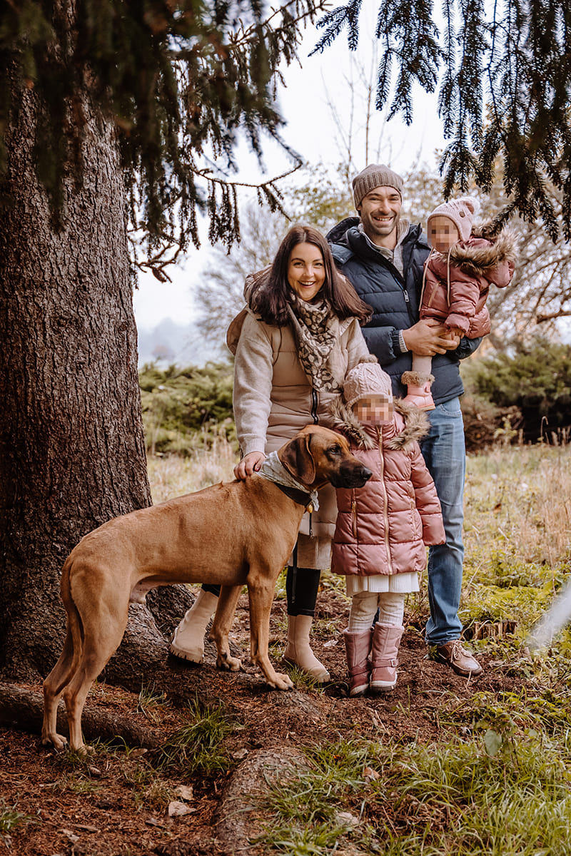 Linda Wagner und Christian Kollenda vom Aktivstall Kollenda mit ihren Töchter und ihrem Hund